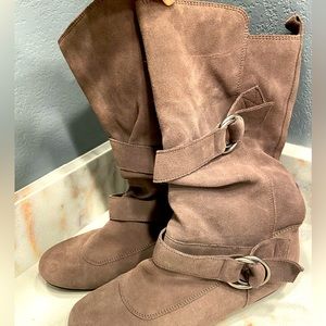 Slouchy taupe suede leather boots. Padded and super comfy.  Slip-ons